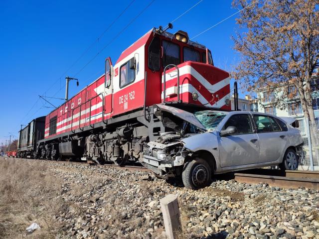 Ankara'da feci kaza! Yük treni otomobile çarptı: 1 ölü, 2 yaralı
