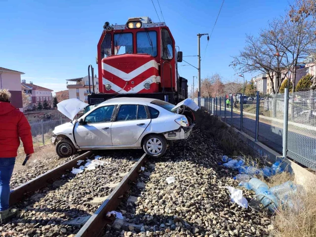 Ankara'da feci kaza! Yük treni otomobile çarptı: 1 ölü, 2 yaralı