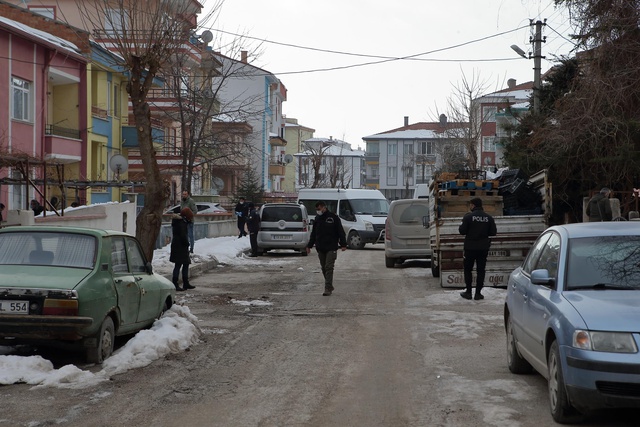 Eski eşinin öldürmeye çalıştığı kadın, silah tutukluk yapınca kurtulmuş Eski eşinin öldürmeye çalıştığı kadın, silah tutukluk yapınca kurtulmuş