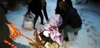 Hastayı tahta kızak ile ambulansa ulaştırdılar