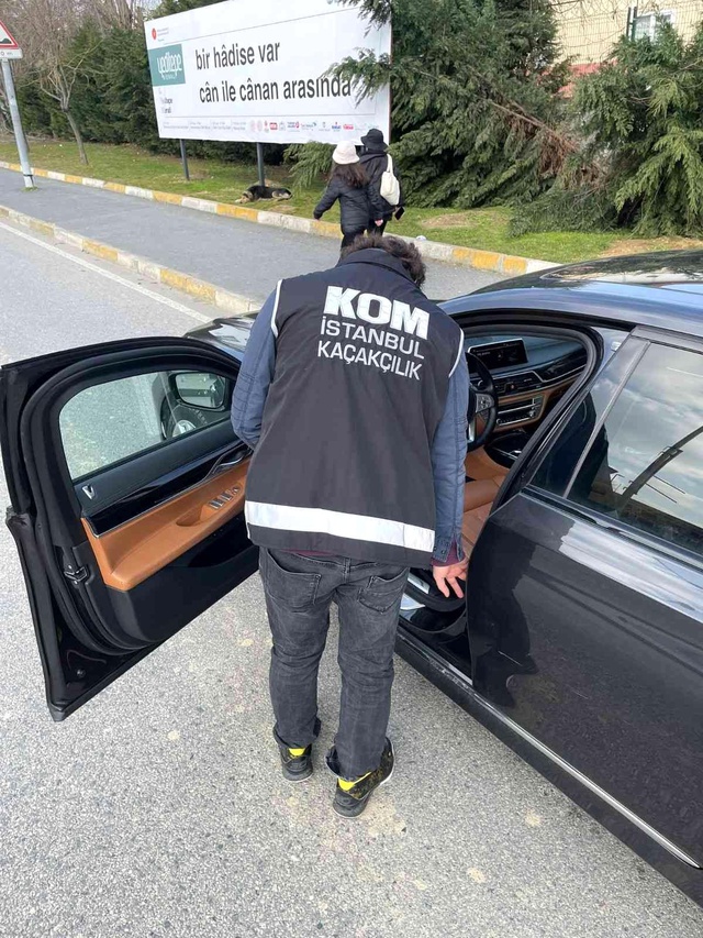 Piyasaya değerleri dudak uçuklattı! İstanbul emniyetinden 'lüks otomobil' kaçakçılarına operasyon Piyasaya değerleri dudak uçuklattı! İstanbul emniyetinden 'lüks otomobil' kaçakçılarına operasyon