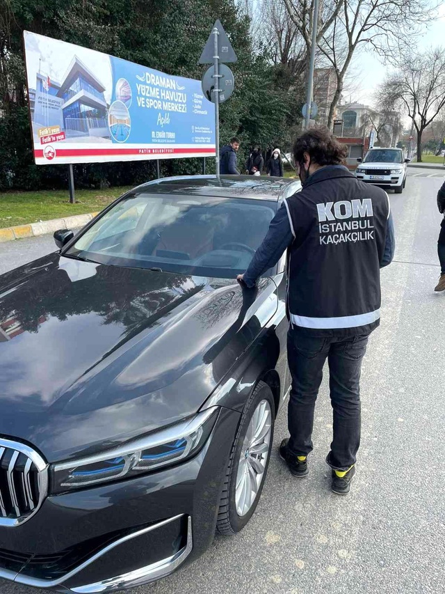 Piyasaya değerleri dudak uçuklattı! İstanbul emniyetinden 'lüks otomobil' kaçakçılarına operasyon Piyasaya değerleri dudak uçuklattı! İstanbul emniyetinden 'lüks otomobil' kaçakçılarına operasyon