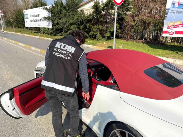 Piyasaya değerleri dudak uçuklattı! İstanbul emniyetinden 'lüks otomobil' kaçakçılarına operasyon Piyasaya değerleri dudak uçuklattı! İstanbul emniyetinden 'lüks otomobil' kaçakçılarına operasyon