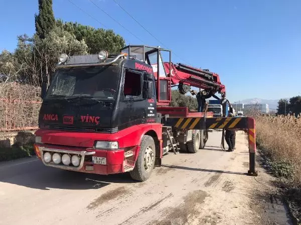 Otomobil kanala saplanınca görevli kıvrak zekasını konuşturdu, araç hemen kurtarıldı