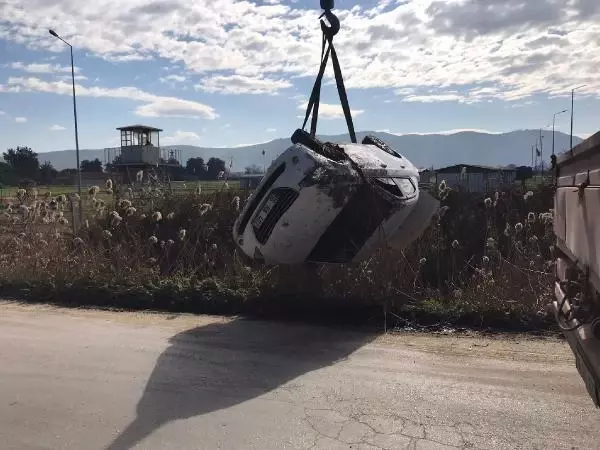 Otomobil kanala saplanınca görevli kıvrak zekasını konuşturdu, araç hemen kurtarıldı