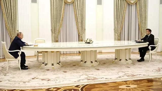 Putin ve Macron Kremlin Sarayı'nda bir araya geldi! Liderlerin oturduğu masanın uzunluğu dikkat çekti