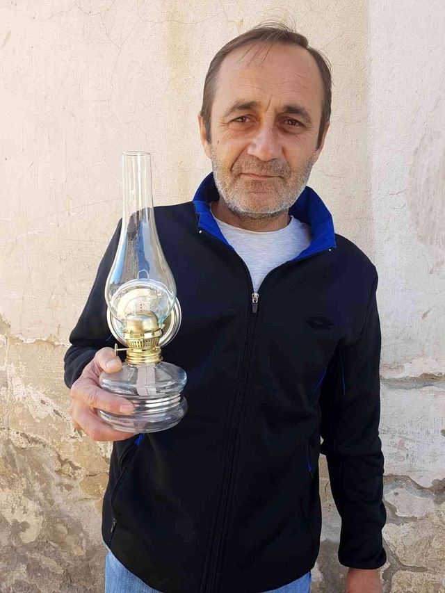 Faturaların yüksekliğine sinirlendi, elektrik şirketi çalışanlarına çayı 5 TL yaptı! TRT payı da alıyor Faturaların yüksekliğine sinirlendi, elektrik şirketi çalışanlarına çayı 5 TL yaptı! TRT payı da alıyor