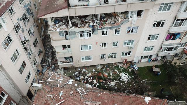 Üsküdar'da 5 katlı binada meydana gelen patlama bir evi harabeye çevirdi! İşte ilk görüntüler