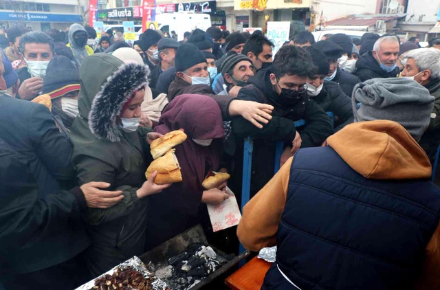 Bedava dağıtılan sucuk ekmek izdihama neden oldu Bedava dağıtılan sucuk ekmek izdihama neden oldu