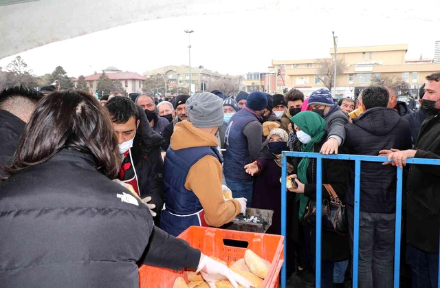 Bedava dağıtılan sucuk ekmek izdihama neden oldu Bedava dağıtılan sucuk ekmek izdihama neden oldu