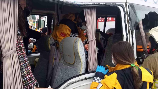 Yasak olan yerden dönen öğrenci servisi ile otobüs çarpıştı: 7 yaralı Yasak olan yerden dönen öğrenci servisi ile otobüs çarpıştı: 7 yaralı
