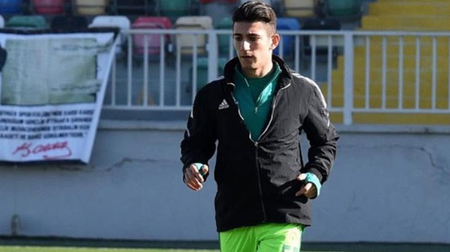 Çaykur Rizespor'un Esenler Erokspor'a kiraladığı futbolcusu Aziz Aksoy ve ailesi silahlı saldırıya uğradı Çaykur Rizespor'un Esenler Erokspor'a kiraladığı futbolcusu Aziz Aksoy ve ailesi silahlı saldırıya uğradı