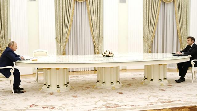 Dünyanın gündemine oturan görüşme! Putin, dikkat çeken davranışlarıyla Macron'a ne mesajı verdi? Dünyanın gündemine oturan görüşme! Putin, dikkat çeken davranışlarıyla Macron'a ne mesajı verdi?