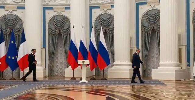 Dünyanın gündemine oturan görüşme! Putin, dikkat çeken davranışlarıyla Macron'a ne mesajı verdi? Dünyanın gündemine oturan görüşme! Putin, dikkat çeken davranışlarıyla Macron'a ne mesajı verdi?