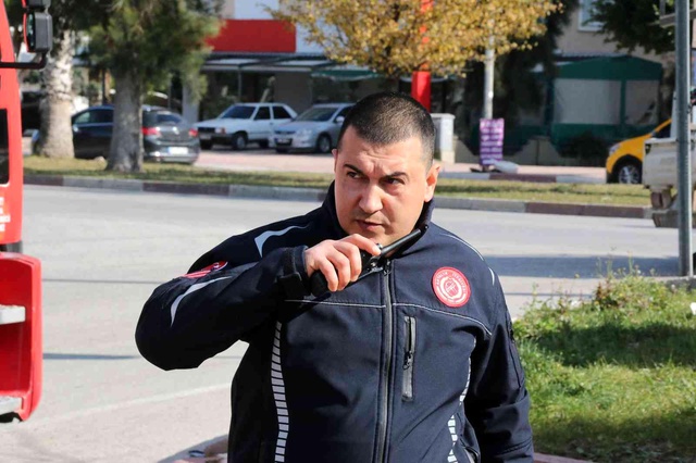 Görüntüyü izleyenlerin 'Kahraman' dediği itfaiyeci mütevazi tavrıyla da hayran bıraktı Görüntüyü izleyenlerin 'Kahraman' dediği itfaiyeci mütevazi tavrıyla da hayran bıraktı