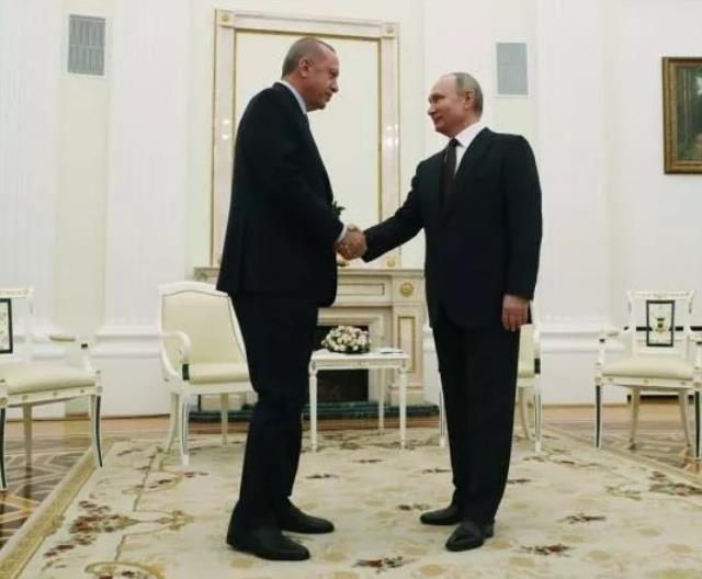 Gündemden düşmeyen Putin-Macron görüşmesi sonrası Cumhurbaşkanı Erdoğan'ın Moskova ziyareti gündem oldu