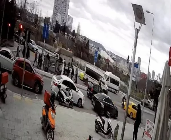 İstanbul'da servis minibüsüne çarpan aracın takla attığı anlar kameralarda