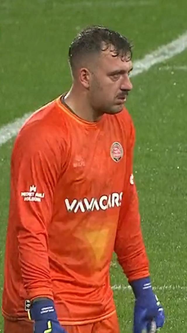 Kaskatı kesilip acı çekti! Karagümrük kalecisinin maçta zangır zangır titrediği anlar gündeme oturdu Kaskatı kesilip acı çekti! Karagümrük kalecisinin maçta zangır zangır titrediği anlar gündeme oturdu