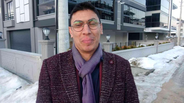 Kızıyla oynayan baba kafasını hava kaldırınca bilinmeyen cisimle karşılaştı, hemen telefonuna sarıldı Kızıyla oynayan baba kafasını hava kaldırınca bilinmeyen cisimle karşılaştı, hemen telefonuna sarıldı