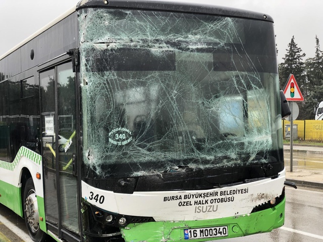 Yasak olan yerden dönen öğrenci servisi ile otobüs çarpıştı: 7 yaralı Yasak olan yerden dönen öğrenci servisi ile otobüs çarpıştı: 7 yaralı