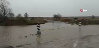 Otomobil taşan dereye gömüldü