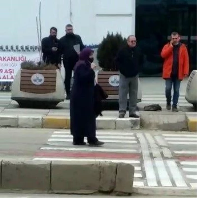 Valilik önünde boğazına bıçak dayadı, polisler sorununu dinleyince intihardan vazgeçti