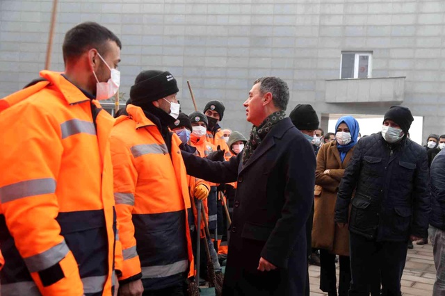 Belediye personeli, en düşük maaşın 5 bin 55 TL olmasının ardından Başkan'ı pankartla karşıladı