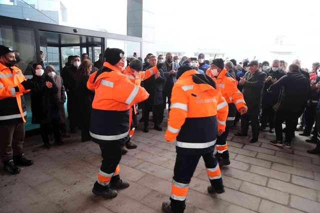 Belediye personeli, en düşük maaşın 5 bin 55 TL olmasının ardından Başkan'ı pankartla karşıladı