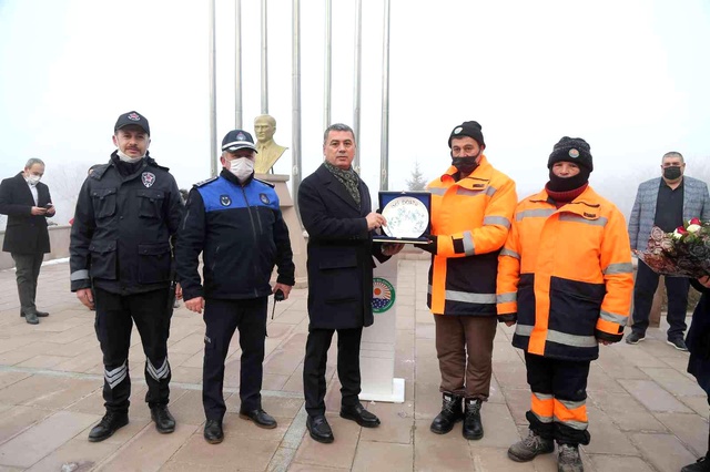 Belediye personeli, en düşük maaşın 5 bin 55 TL olmasının ardından Başkan'ı pankartla karşıladı