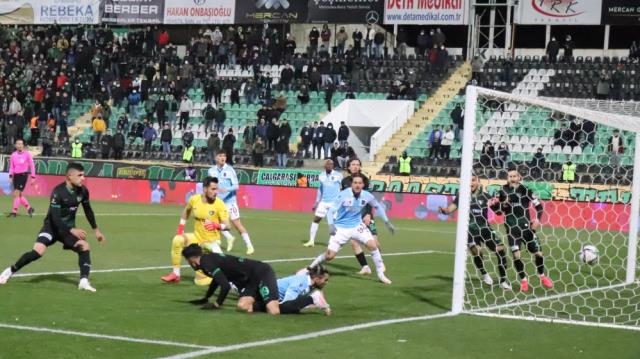 Fırtına, Türkiye Kupası'nda dolu dizgin esiyor! Trabzonspor, Denizlispor'u eleyerek çeyrek finale yükseldi Fırtına, Türkiye Kupası'nda dolu dizgin esiyor! Trabzonspor, Denizlispor'u eleyerek çeyrek finale yükseldi