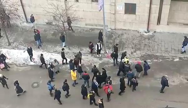 Hacizli taksisini bağlamak isteyen trafik polisini 15 metre sürükledi Hacizli taksisini bağlamak isteyen trafik polisini 15 metre sürükledi