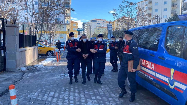 Definecilerin kazı yaptığı çukura inen ekipler dehşete düştü: Siyah tavuğu kesip, kanını akıtmışlar Definecilerin kazı yaptığı çukura inen ekipler dehşete düştü: Siyah tavuğu kesip, kanını akıtmışlar