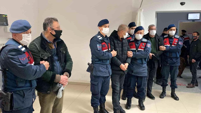 Definecilerin kazı yaptığı çukura inen ekipler dehşete düştü: Siyah tavuğu kesip, kanını akıtmışlar Definecilerin kazı yaptığı çukura inen ekipler dehşete düştü: Siyah tavuğu kesip, kanını akıtmışlar