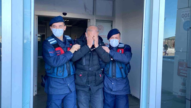 Definecilerin kazı yaptığı çukura inen ekipler dehşete düştü: Siyah tavuğu kesip, kanını akıtmışlar Definecilerin kazı yaptığı çukura inen ekipler dehşete düştü: Siyah tavuğu kesip, kanını akıtmışlar