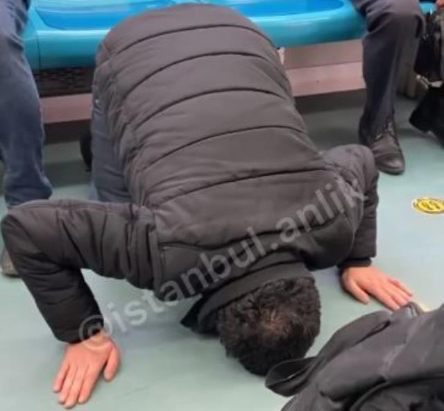 Marmaray'da anlam verilemeyen görüntüler! Biri şınav çekti, diğeri secdeye kapandı