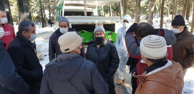 Benzeri görülmemiş olay! Kızının şüphesi üzerine tabut 1 saat musalla taşında bekletildi Benzeri görülmemiş olay! Kızının şüphesi üzerine tabut 1 saat musalla taşında bekletildi