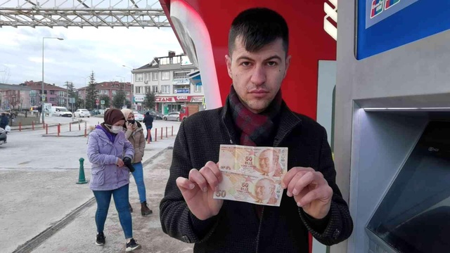 ATM'den 50 TL çekmek istedi, şans yüzüne güldü! Şimdi parayı bin katına satıyor ATM'den 50 TL çekmek istedi, şans yüzüne güldü! Şimdi parayı bin katına satıyor