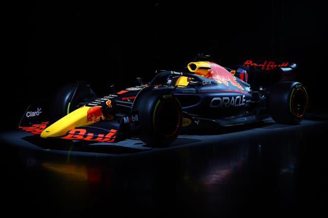 F1'in son şampiyonu Verstappen'in yeni aracı RB18 tanıtıldı