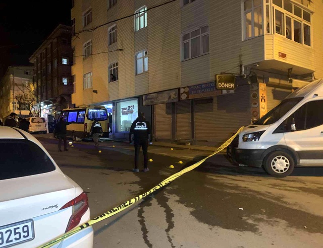 İstanbul'da 5 kişilik gruba silahlı saldırı: 1 ölü, 4 yaralı İstanbul'da 5 kişilik gruba silahlı saldırı: 1 ölü, 4 yaralı