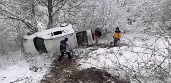 Hafif ticari araç uçuruma yuvarlandı, yaralılar güçlükle kurtarıldı