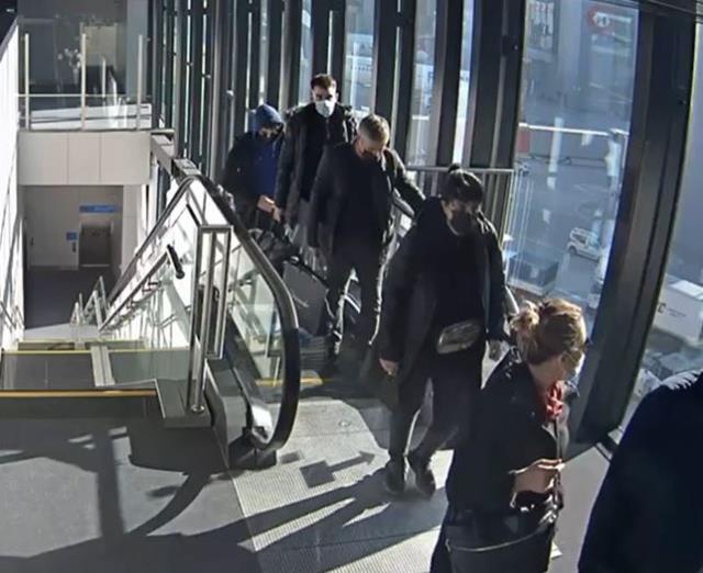 Havalimanındaki kadının göbeğinden çıkan altınların değeri parmak ısırttı Havalimanındaki kadının göbeğinden çıkan altınların değeri parmak ısırttı