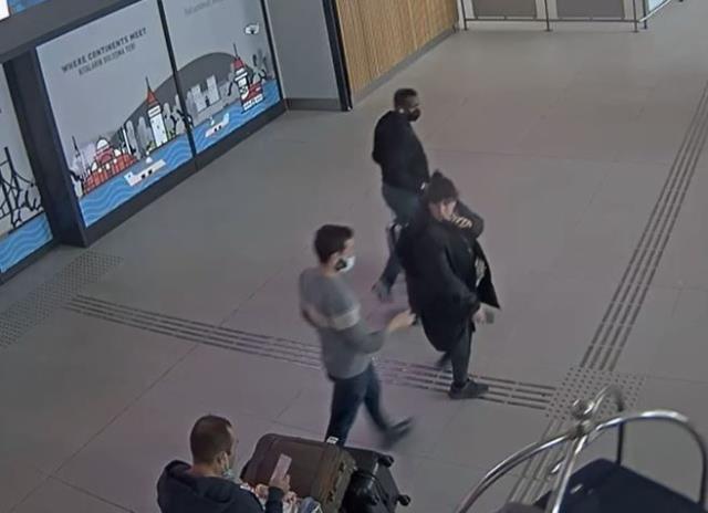 Havalimanındaki kadının göbeğinden çıkan altınların değeri parmak ısırttı Havalimanındaki kadının göbeğinden çıkan altınların değeri parmak ısırttı