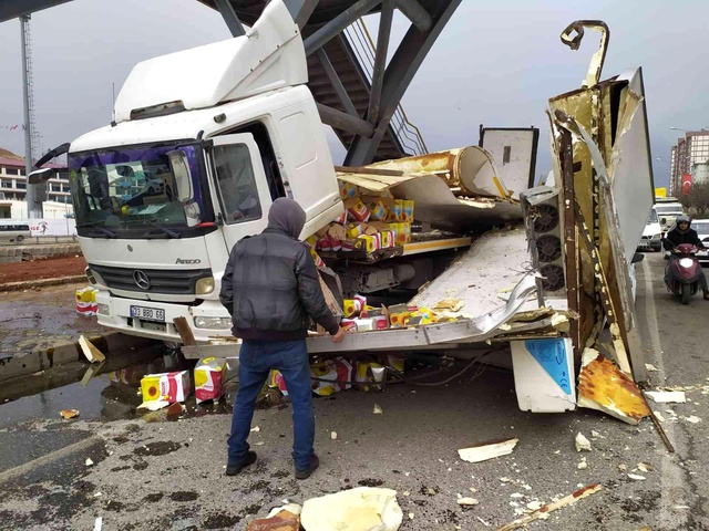 Sıvı yağ yüklü kamyonun dorsesi yandaki otomobilin üzerine devrildi Sıvı yağ yüklü kamyonun dorsesi yandaki otomobilin üzerine devrildi