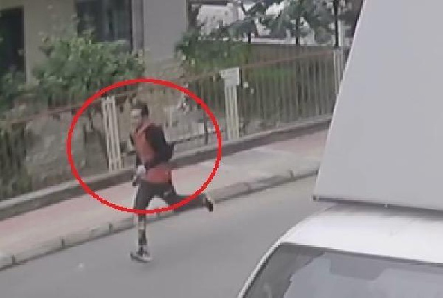 Konuştuğu sırada cep telefonunu elinden alıp çaldı! Güvenlik kamerasıyla yakalandı Konuştuğu sırada cep telefonunu elinden alıp çaldı! Güvenlik kamerasıyla yakalandı
