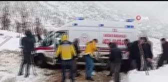 Son dakika haberi! Yolda mahsur kalan ambulansı köylüler kurtardı