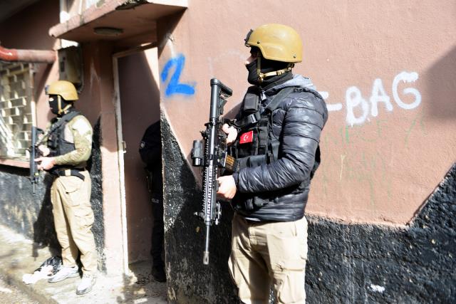 Bakan Soylu sinyali vermişti! Ekipler belirlenen adreslere gündüz vakti baskın yaptı Bakan Soylu sinyali vermişti! Ekipler belirlenen adreslere gündüz vakti baskın yaptı