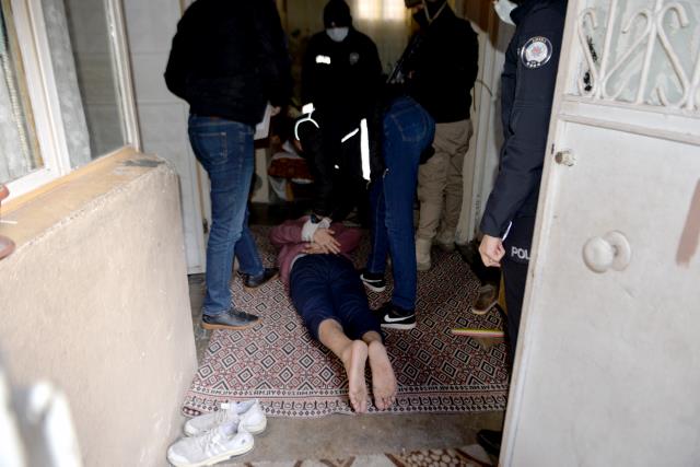 Bakan Soylu sinyali vermişti! Ekipler belirlenen adreslere gündüz vakti baskın yaptı Bakan Soylu sinyali vermişti! Ekipler belirlenen adreslere gündüz vakti baskın yaptı