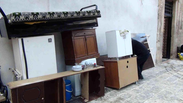 Cami avlusuna bu kez ev eşyası bıraktılar Cami avlusuna bu kez ev eşyası bıraktılar