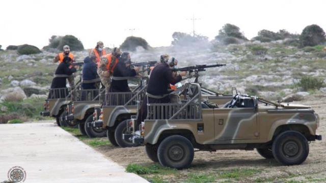 Güney Kıbrıs'ta askerler rahiplere silah eğitimi verdi