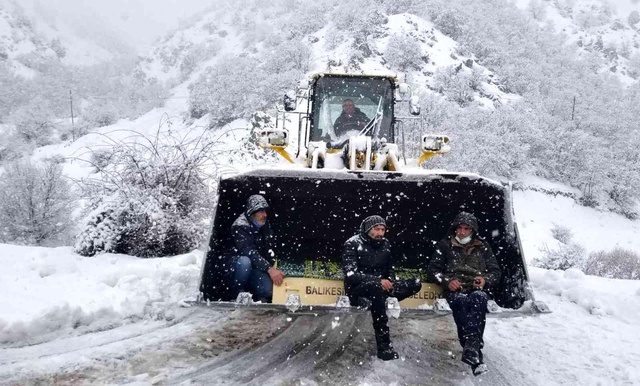 Kar ve tipinin geçit vermediği yolda cenaze kepçeyle mezarlığa taşındı Kar ve tipinin geçit vermediği yolda cenaze kepçeyle mezarlığa taşındı